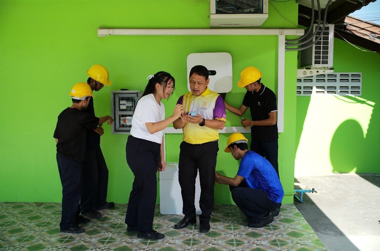 工作人員為當(dāng)?shù)靥﹪?guó)老師講解說(shuō)明。主辦方供圖