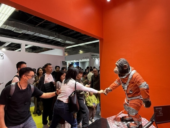 本土原創(chuàng)公司JIN ARTS帶領(lǐng)仿生機器人亮相廣州設(shè)計周11號館。（受訪者供圖）