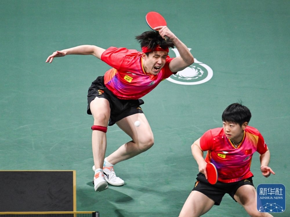 ↑中國(guó)隊(duì)組合王楚欽（左）/孫穎莎在混雙比賽中。新華社記者 王曦 攝