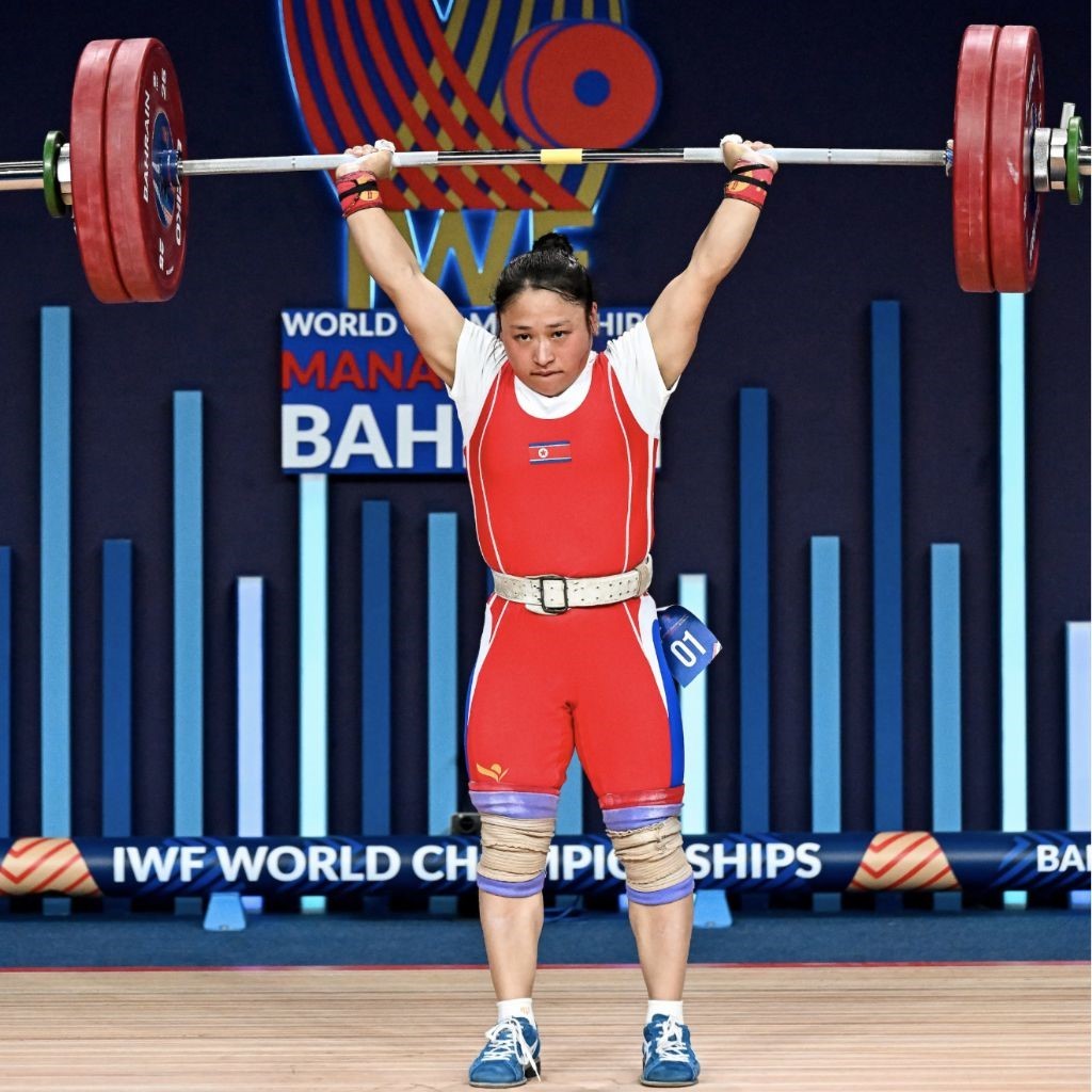 圖為李盛金在比賽中。圖片來源于國際舉重聯(lián)合會(huì)官網(wǎng)