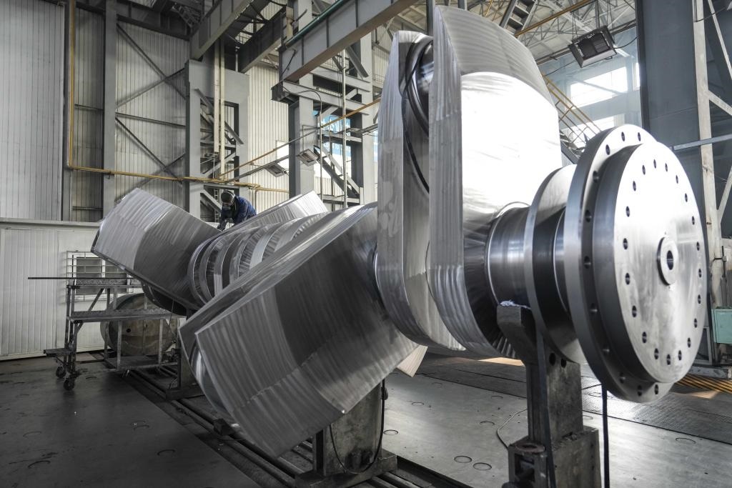 2024年1月11日，工人在大連華銳船用曲軸有限公司加工車間加工產(chǎn)品。新華社記者 潘昱龍 攝