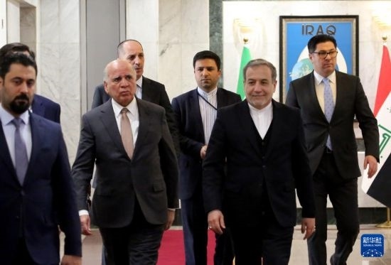 12月6日，伊拉克副總理兼外長侯賽因（中左）在巴格達會見伊朗外長阿拉格齊（中右）。新華社發(fā)（哈利勒·達伍德攝）