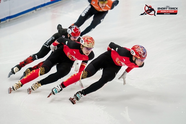中國選手孫龍(右一)、劉少昂(右二)在比賽中。賽事組委會供圖