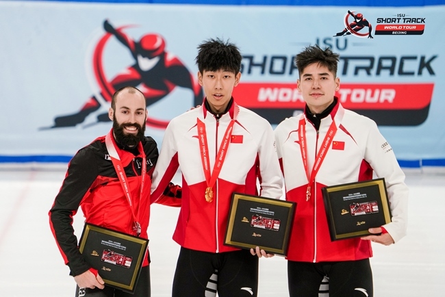 男子500米頒獎儀式，中國選手孫龍(中)奪得冠軍，加拿大選手杜博伊斯(左)獲得亞軍，中國選手劉少昂獲得季軍。賽事組委會供圖
