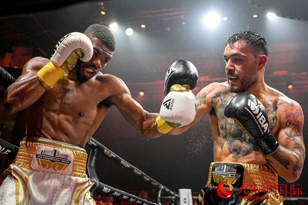 來自剛果民主共和國的帕特里克·穆卡拉（右）獲得了非洲80公斤級冠軍。人民網(wǎng) 塔里克·易卜拉欣攝