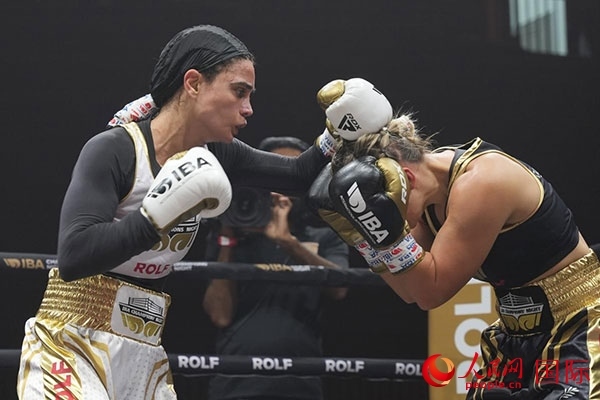 來自伊朗和羅馬尼亞的女選手進行了墊場賽。人民網(wǎng) 塔里克·易卜拉欣攝