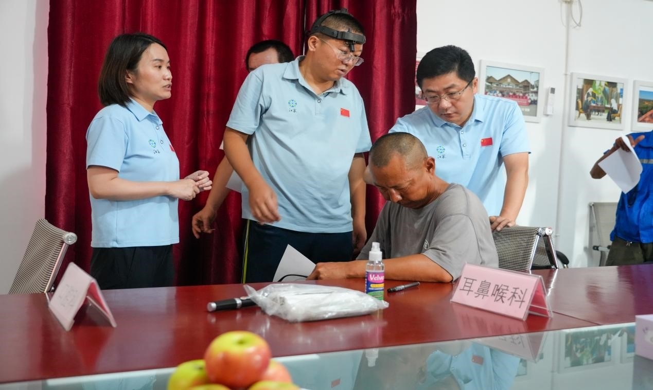 醫(yī)療隊(duì)專家診療現(xiàn)場(chǎng)。中國(guó)土木供圖