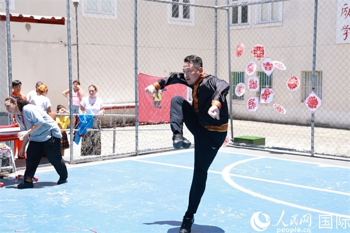 塔吉克舞蹈《夢(mèng)想》通過(guò)靈動(dòng)的舞姿展現(xiàn)了塔吉克族對(duì)美好生活的向往，仿佛帶領(lǐng)觀眾走進(jìn)了帕米爾高原。人民網(wǎng)記者 陳海琪攝