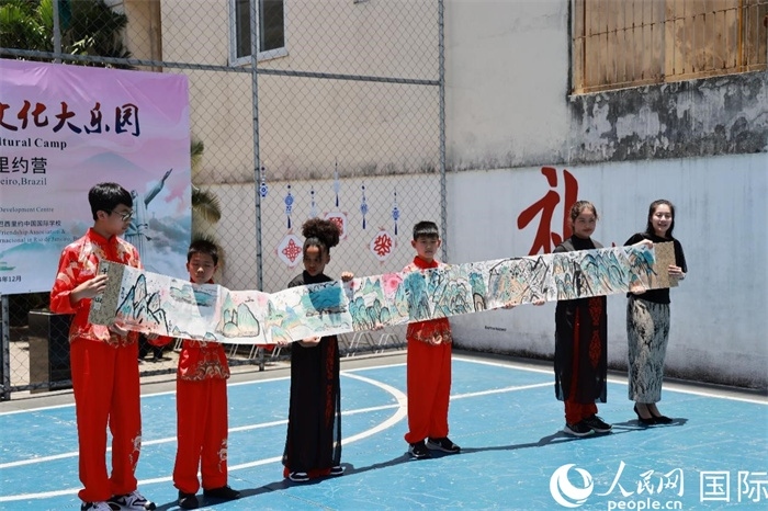 《一書(shū)一畫(huà)》展現(xiàn)了小營(yíng)員們的繪畫(huà)技巧。人民網(wǎng)記者 陳海琪攝