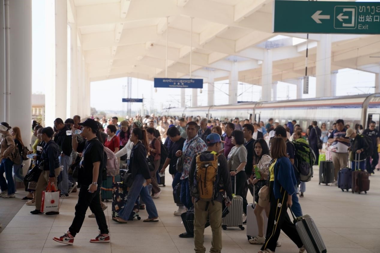 在中老鐵路萬(wàn)象站，客運(yùn)列車抵達(dá)后旅客出站。老中鐵路有限公司供圖