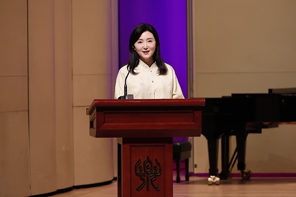 中央音樂學(xué)院黨委書記、中國民族管弦樂學(xué)會胡琴專業(yè)委員會會長于紅梅致辭。中國民族管弦樂學(xué)會胡琴專業(yè)委員會供圖