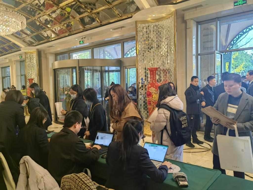 12月12日，第十批國家組織藥品集中帶量采購現(xiàn)場。新華社記者龔雯 攝