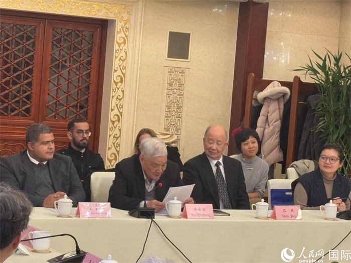 老一輩赴古留學(xué)生代表徐世澄在座談會(huì)上發(fā)言。人民網(wǎng)記者 趙健攝