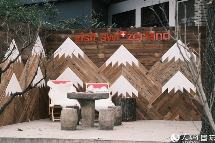 瑞士小木屋一隅，靜謐中散發(fā)出阿爾卑斯的冬日溫情。人民網(wǎng) 實(shí)習(xí)生黃睿攝