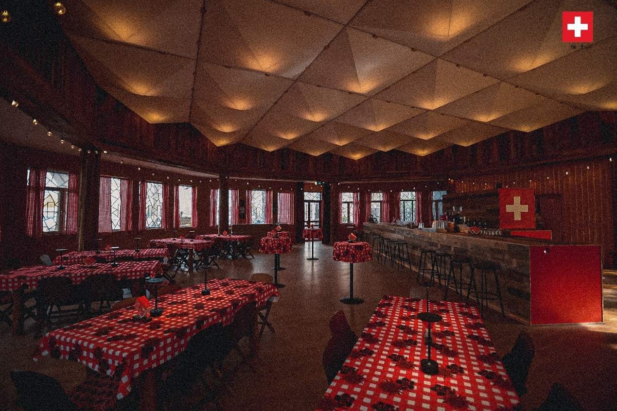 瑞士小木屋內(nèi)飾采用瑞士紅、森林棕與雪山白三種主色調(diào)，營造出自然與現(xiàn)代交融的氛圍。瑞士使館供圖