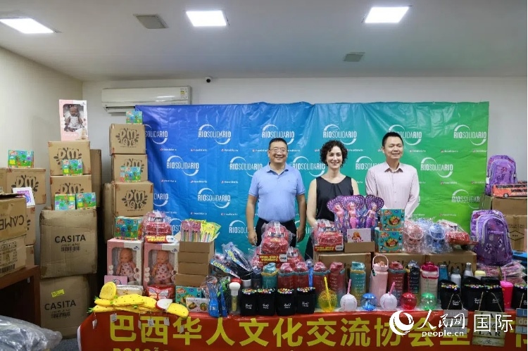 中國駐里約熱內(nèi)盧總領館副總領事王尉育（右）、里約慈善協(xié)會主席保拉·菲格雷多（中）、巴西華人文化交流協(xié)會主席上官建峰（左）出席捐贈活動并致辭。人民網(wǎng)記者 陳海琪攝