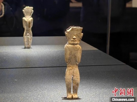 12月14日，“文明先鋒—凌家灘文化玉器展”在故宮博物院文華殿開幕。圖為展覽現(xiàn)場的立姿玉人。 中新社記者 應妮 攝