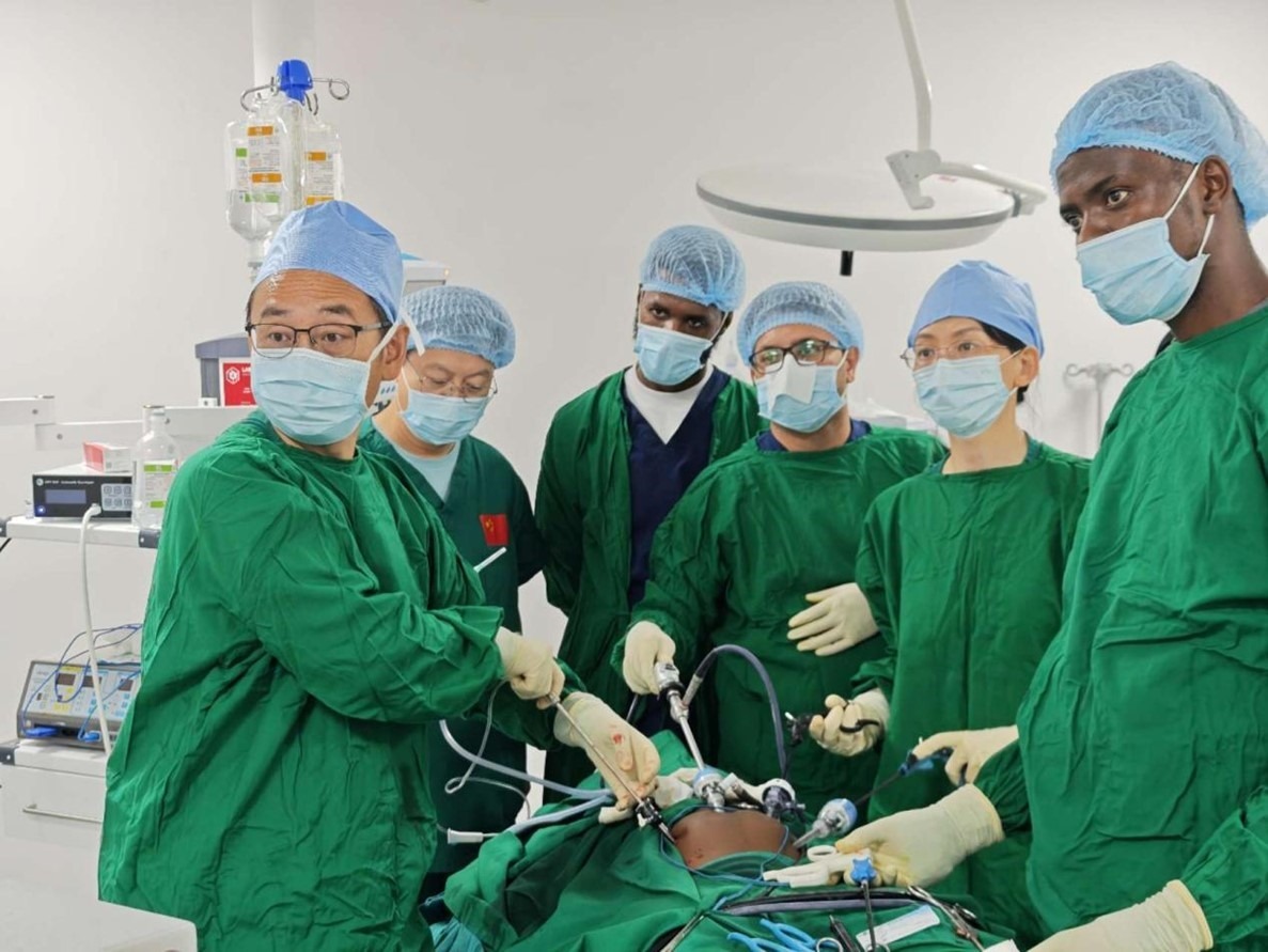 中外醫(yī)師合作進行腹腔鏡手術(shù)。中國援桑醫(yī)療隊供圖