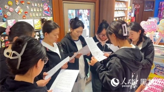 工會(huì)組織企業(yè)職工開展技能培訓(xùn)活動(dòng)。人民網(wǎng)記者 張哲鑫攝