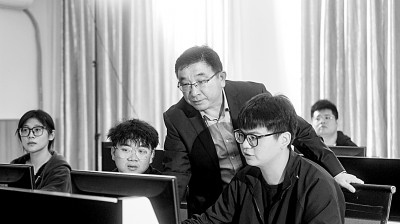 于濤教授對團(tuán)隊成員進(jìn)行技術(shù)指導(dǎo)。資料圖片