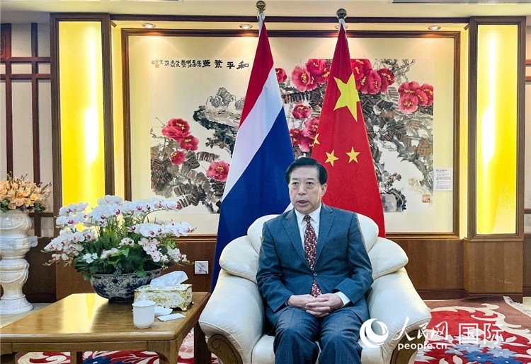 2024年12月10日，中國駐泰國大使韓志強在泰國曼谷接受中國—東盟中心（ACC）組織的“多彩東盟：2024年中國媒體東盟行”媒體團采訪。人民網(wǎng)記者 羨江楠攝