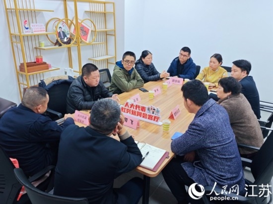 “紅興會(huì)客廳”，一場(chǎng)助企紓困協(xié)調(diào)會(huì)正在進(jìn)行。人民網(wǎng) 徐晨曦?cái)z