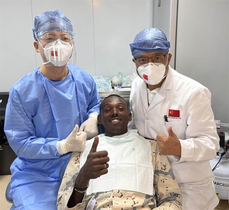 援吉醫(yī)療隊口腔科王瑋主任與“和平方舟”號醫(yī)院船醫(yī)務人員共同為一名當?shù)匮浪柩谆颊咴\療。中國（山西）第23批援吉布提醫(yī)療隊供圖