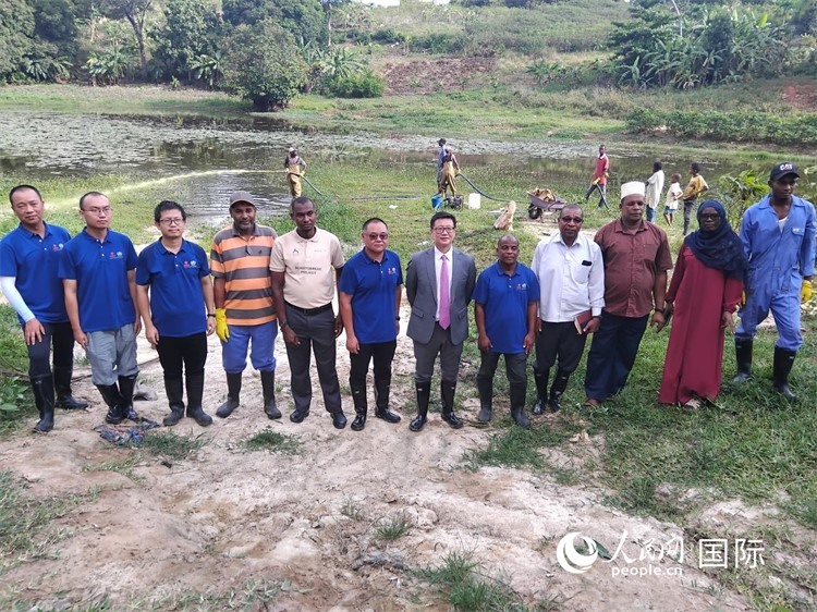 滅螺現(xiàn)場。施亮攝