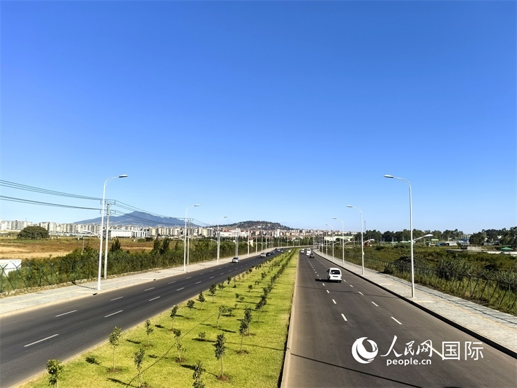 新近完工的埃塞俄比亞卡里提環(huán)線—布爾布拉—克林圖公路遠(yuǎn)景。張洪衛(wèi)攝