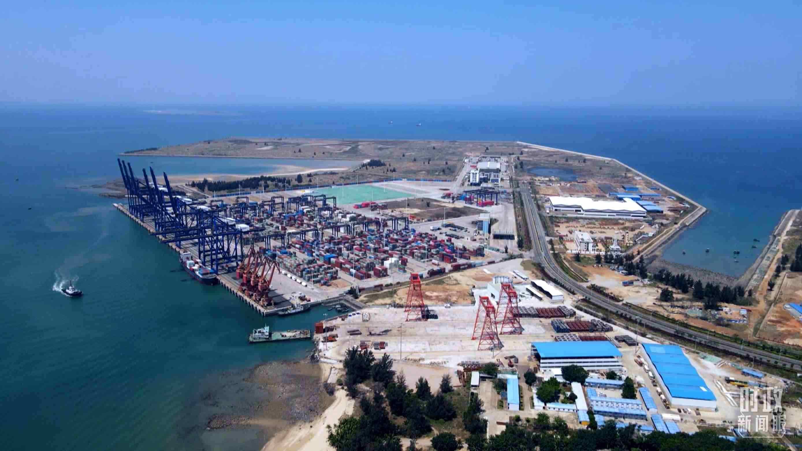 俯瞰海南洋浦港口。（總臺記者葉飛拍攝）