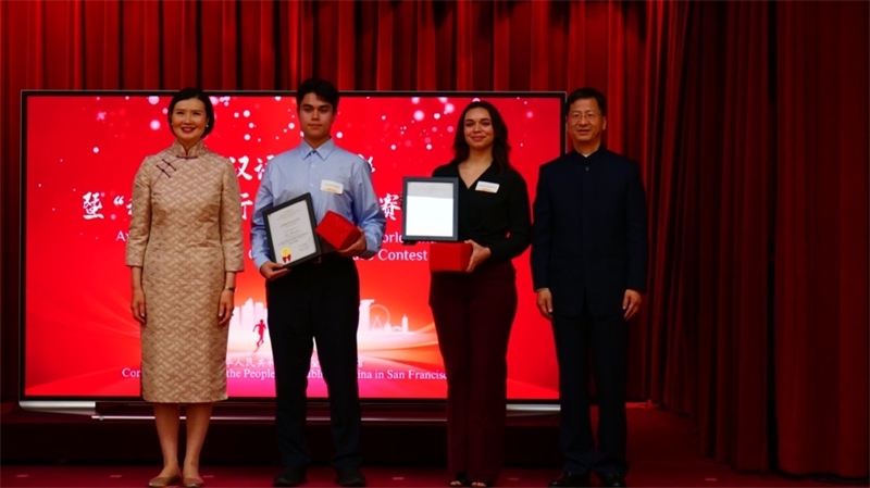 駐舊金山總領事張建敏及其夫人鄭心為選手頒獎。李鑫江攝