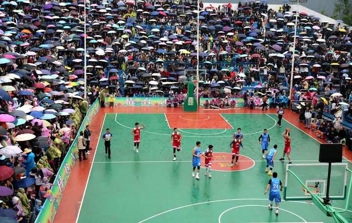 2024年5月1日，人們在貴州省黔東南苗族侗族自治州臺江縣臺盤鄉(xiāng)臺盤村觀看“村BA”球王爭霸賽。 新華社發(fā)（余天英 攝）