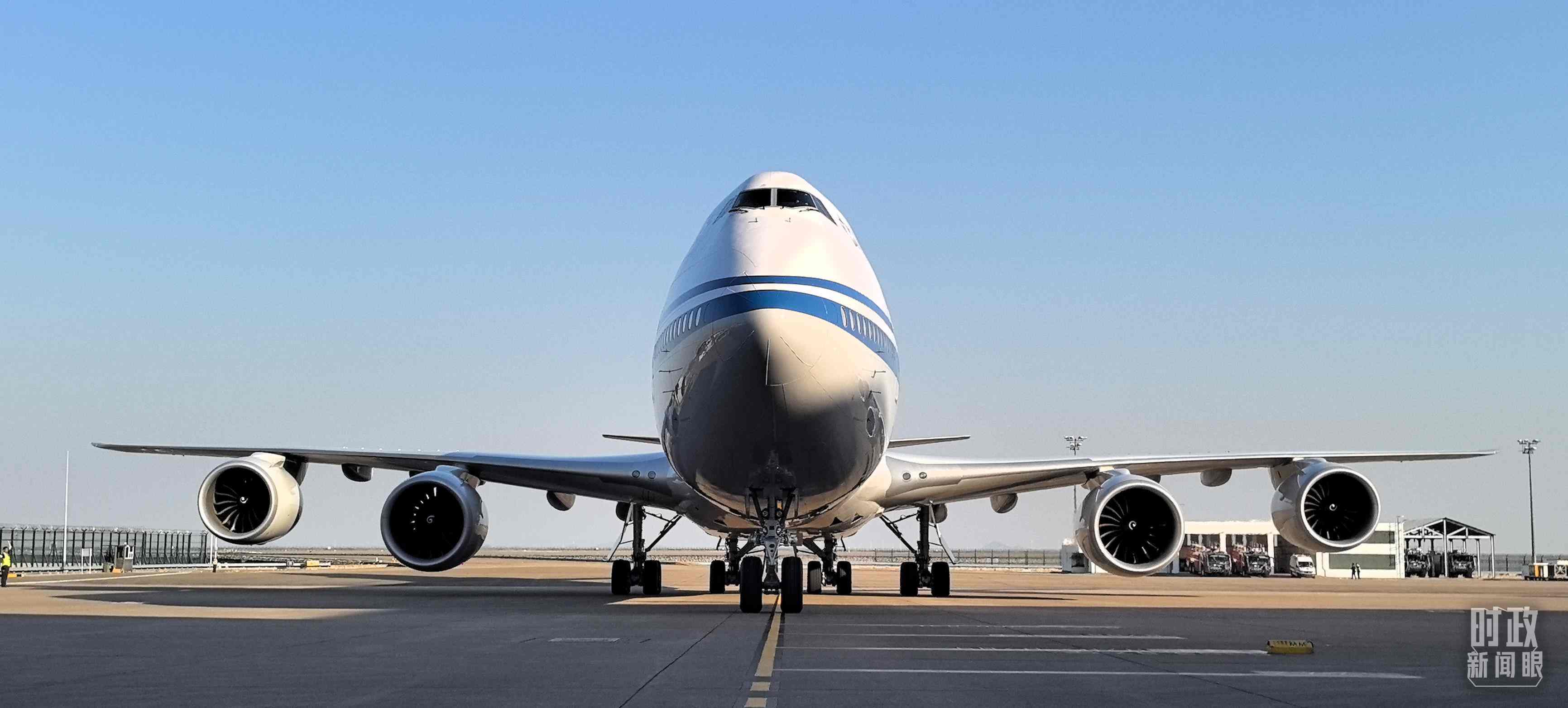 △習(xí)主席專機(jī)抵達(dá)澳門國(guó)際機(jī)場(chǎng)。（總臺(tái)央視記者王子杭拍攝）