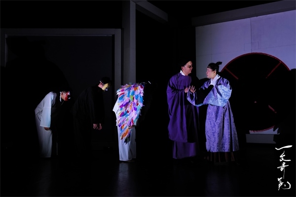 《一文奇冤》劇照。中國(guó)國(guó)家話劇院供圖