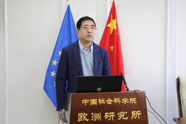 中國社會科學(xué)院歐洲研究所所長、《歐洲發(fā)展報告（2023～2024）》主編馮仲平研究員致辭。吳迪攝