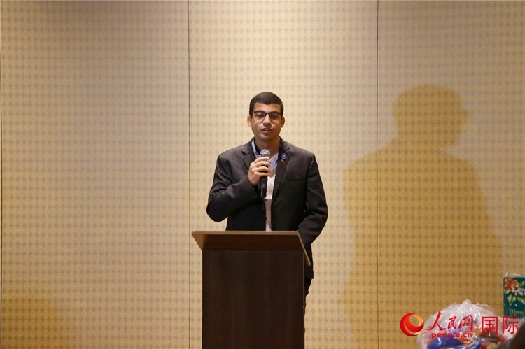 里約市政府代表、國際關(guān)系顧問菲利普在捐贈(zèng)活動(dòng)上致辭。人民網(wǎng)記者 陳海琪攝