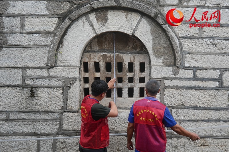 9月14日，山東青州，文物普查隊(duì)員正在實(shí)地調(diào)查。人民網(wǎng)記者 韋衍行攝