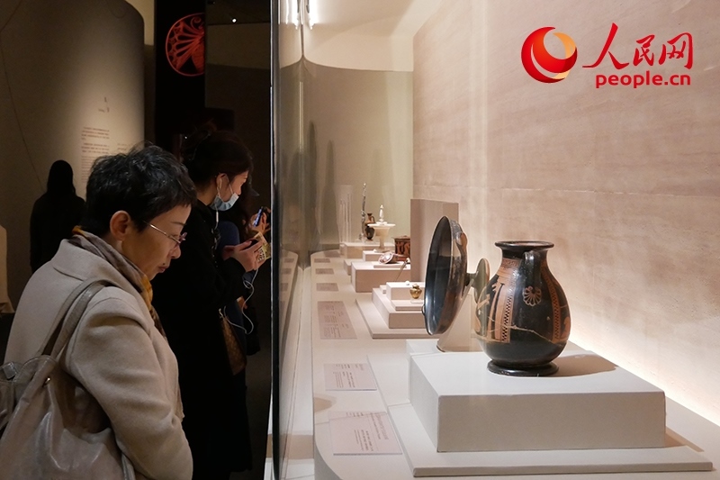 11月13日，觀眾正在國博參觀“美的多元——古希臘的藝術(shù)與生活”展。人民網(wǎng)記者 韋衍行攝