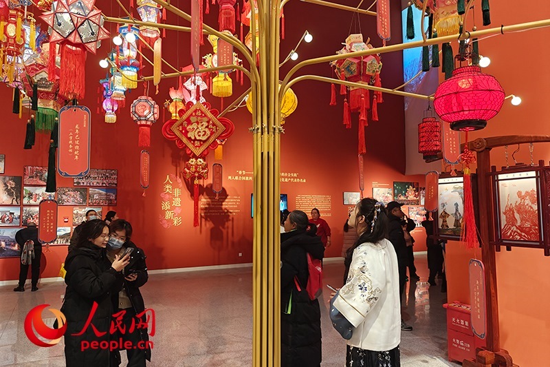 12月21日，觀眾正在參觀“過年——春節(jié)主題展”。人民網(wǎng)記者 韋衍行攝