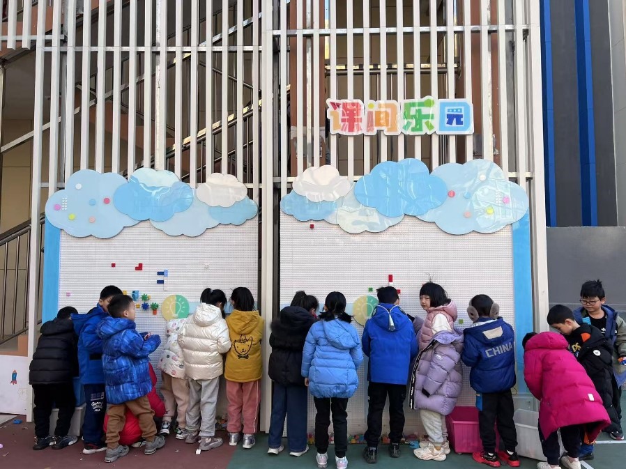 學(xué)生們?cè)谡n間樂(lè)園玩拼圖。人民網(wǎng) 白炅攝