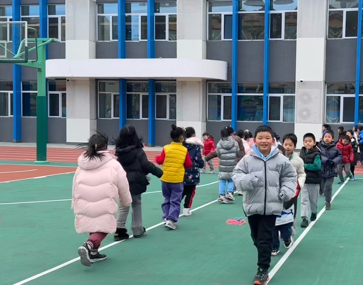 一年級(jí)的同學(xué)課間跑步 。學(xué)校供圖