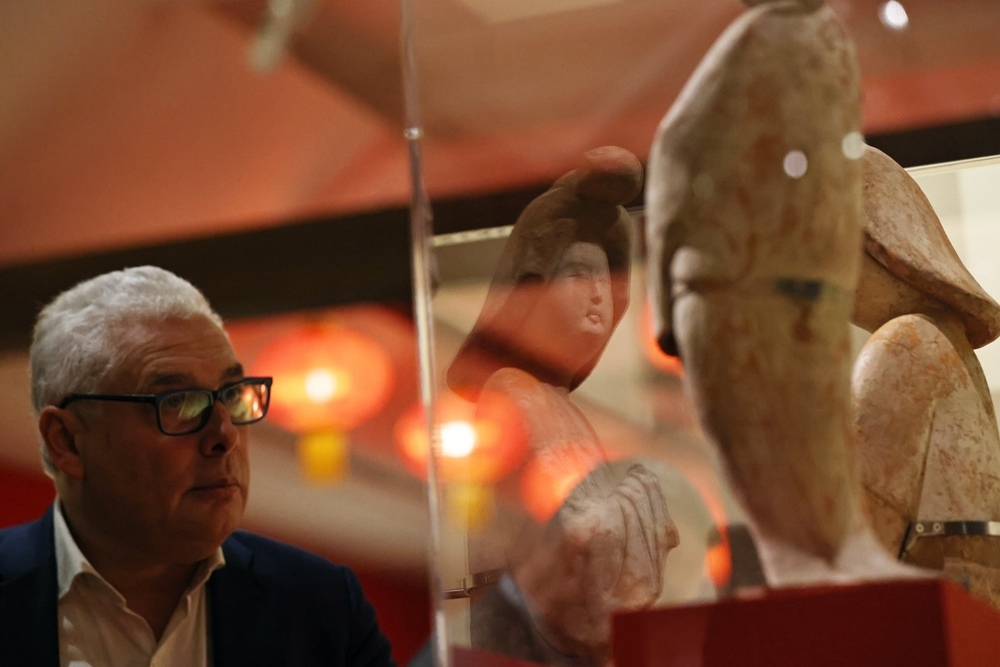 2024年11月18日，在位于法國巴黎的吉美國立亞洲藝術(shù)博物館，一名觀眾參觀“中國·唐——一個多元開放的朝代（7至10世紀(jì)）”展覽。新華社記者 高靜 攝