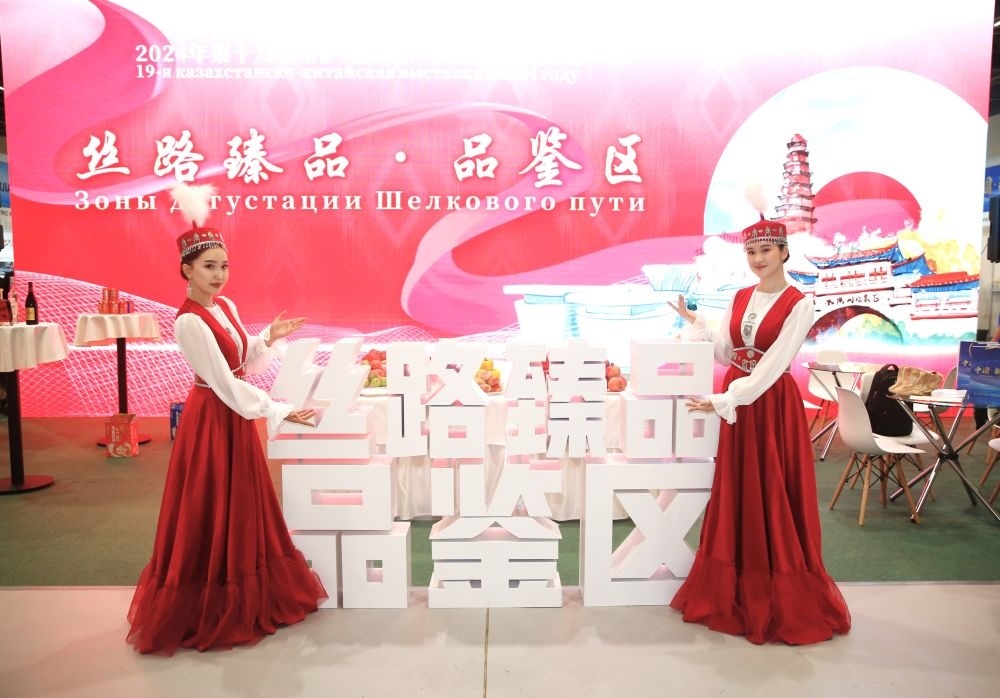 2024年8月23日，在哈薩克斯坦阿斯塔納，身著民族服飾的工作人員在第十九屆哈薩克斯坦—中國商品展覽會上歡迎觀展民眾。新華社發(fā)（奧斯帕諾夫攝）