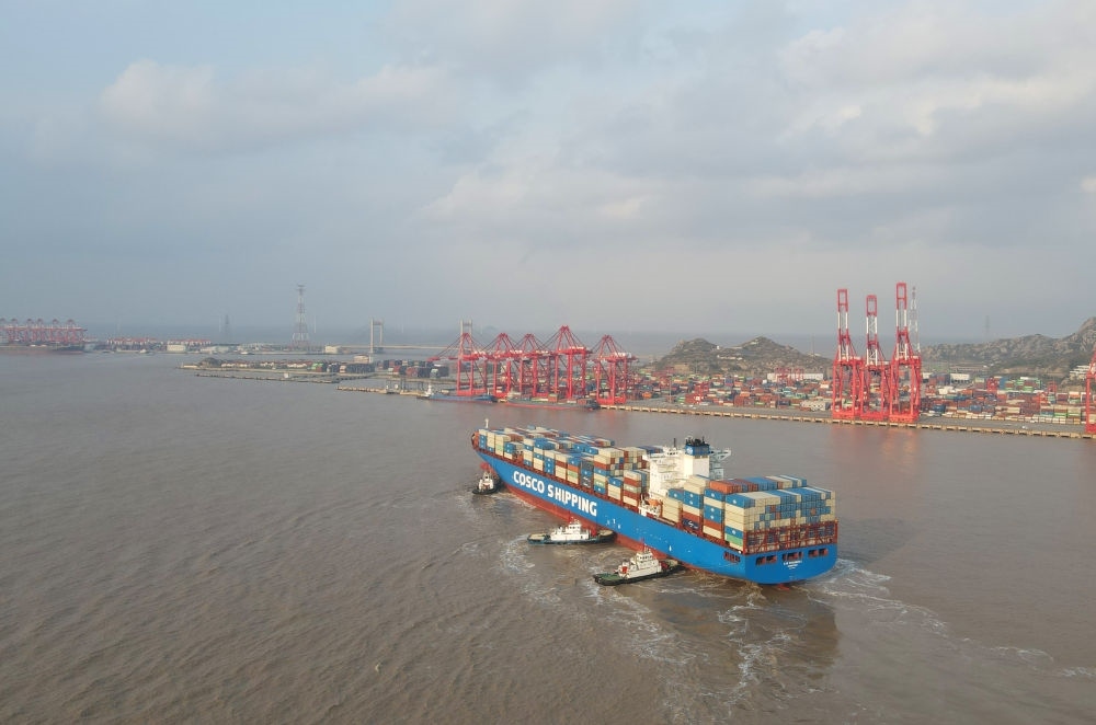 “新上海”輪抵達(dá)洋山港，這是自秘魯錢凱港開港后首個“錢凱—上?！闭胶酱危?024年12月18日攝，無人機(jī)照片）。新華社記者 方喆 攝