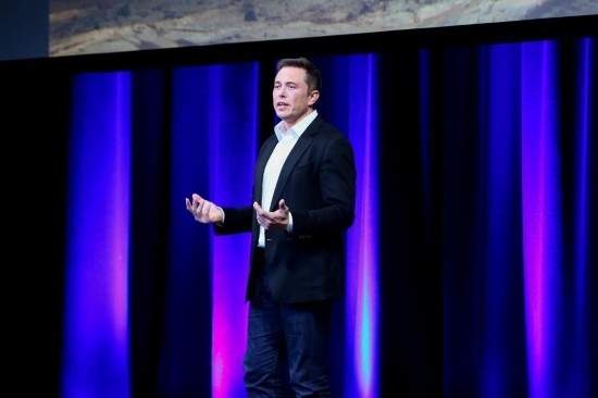  2017年9月29日，在澳大利亞阿德萊德，美國企業(yè)家埃隆·馬斯克在第68屆國際宇航大會閉幕式前做主旨演講。新華社發(fā)（閆寒?dāng)z）