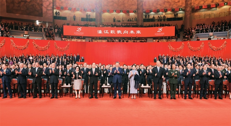 2024年12月19日晚，慶祝澳門回歸祖國25周年文藝晚會在澳門東亞運動會體育館舉行。中共中央總書記、國家主席、中央軍委主席習近平觀看演出。晚會最后，習近平同全場觀眾一起高唱《歌唱祖國》。 新華社記者 丁林/攝