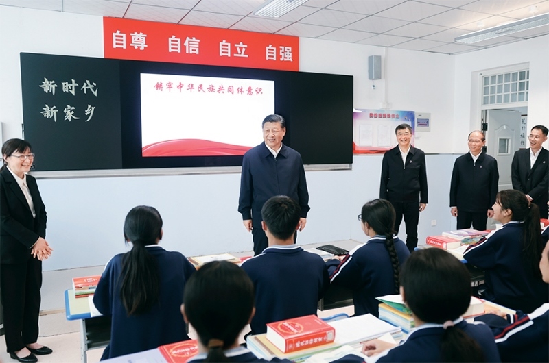 2024年6月18日至19日，中共中央總書記、國家主席、中央軍委主席習近平在青?？疾?。這是18日下午，習近平在果洛西寧民族中學高一（1）班觀摩“新時代、新家鄉(xiāng)”主題思政課。 新華社記者 鞠鵬/攝
