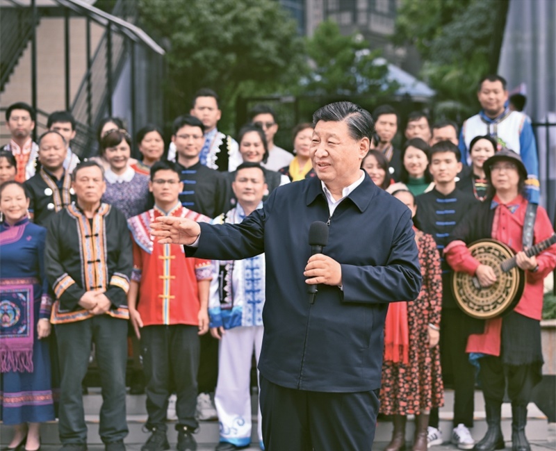 2023年12月14日至15日，中共中央總書記、國家主席、中央軍委主席習近平在廣西考察。這是14日上午，習近平在南寧市良慶區(qū)蟠龍社區(qū)考察時，同社區(qū)各族群眾親切交流。 新華社記者 燕雁/攝