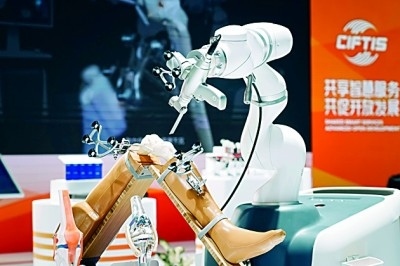 2024年中國國際服務(wù)貿(mào)易交易會(huì)上展出的人工智能骨科手術(shù)機(jī)器人。新華社發(fā)