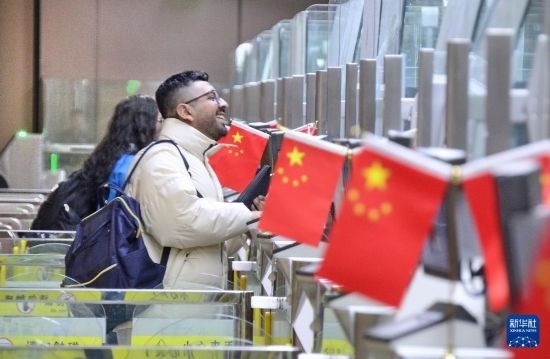 1月2日，國外旅客通過大興機場邊檢站入境。新華社記者 李欣 攝